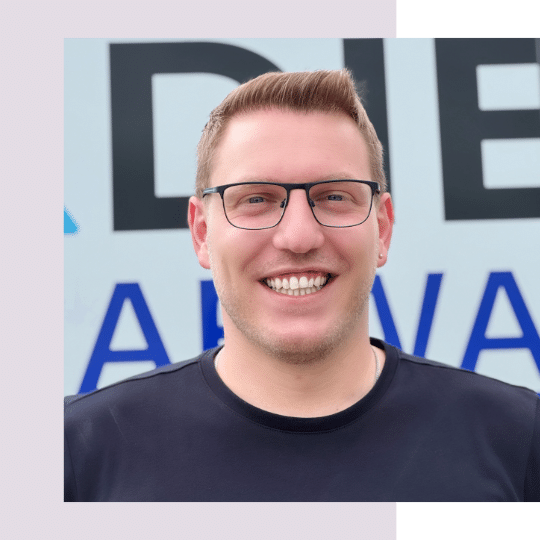 Max Dietz, Inhaber von Dietz Abwassertechnik, bei der Wartung einer Kleinkläranlage