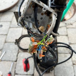 Elektroverteilung einer Kleinkläranlage, die geöffnet wurde und neu Verbaut wurde.