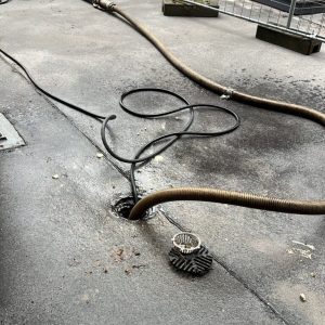 Hochdruckspülen einer Leitung und gleichzeitiges absaugen des Abwassers.