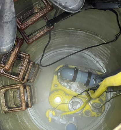 Wartung Hebeanlage, die in einem Schacht verbaut ist und Wasser drinnen steht.