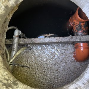 Kleinkläranlage mit Wasser und Trägermaterial.
