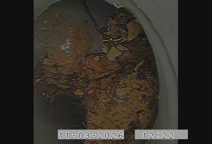 TV-Kamera-Aufnahme einer mit Urinstein zugesetzten Urinal-Leitung in einem Gewerbebetrieb in Ottobrunn